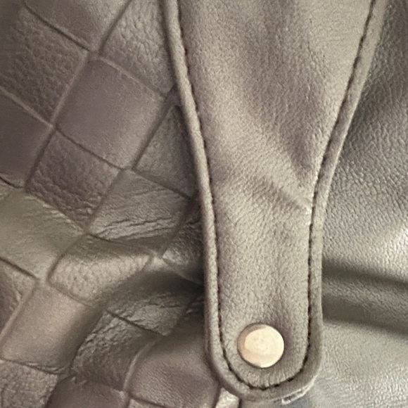 Elegant Gray Woven Handbag - Picture 5 of 8